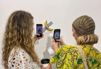 Банан на скотче