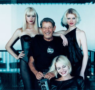 "Helmut with models, Monte Carlo", 1977 © Alice Springs