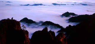 Huangshan Mountains, China. 2000 © Stuart Franklin Magnum Photos