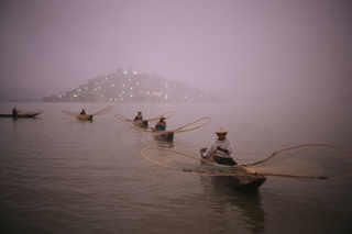 Lake Patzcuaro. Purépechas fishing for daily living with gossamer nets. Mexico. © David Alan Harvey Magnum Photos