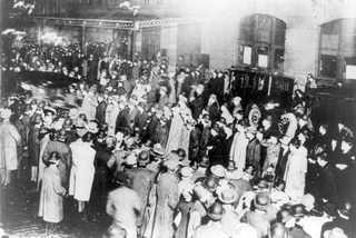 18 апреля 1912, Толпа в ожидании возвращения лайнера "Carpathia" в Нью-Йорк
