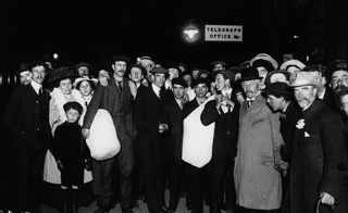 29 апреля 1912, Родственники ожидают приезда спасшихся пассажиров в Southampton