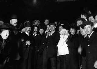 29 апреля 1912, Родственники ожидают приезда спасшихся пассажиров в Southampton