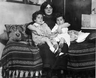 1912, Edmond и Michel Navratil воссоединились со своей матерью