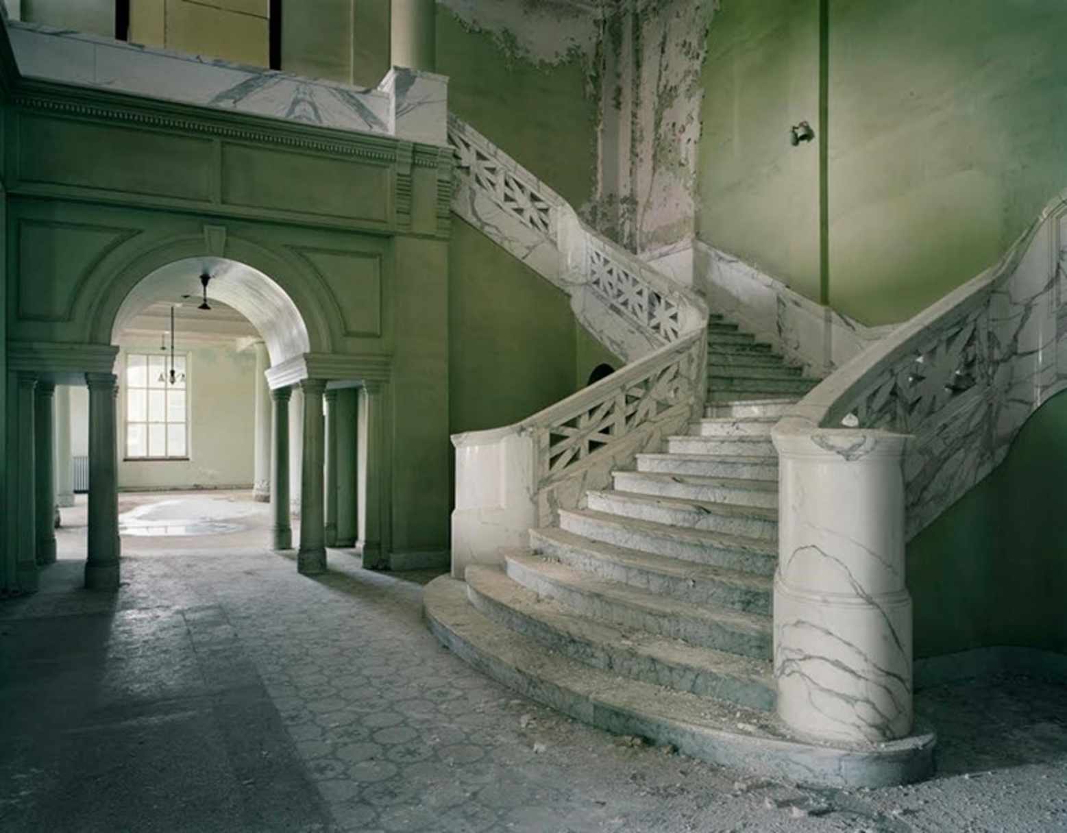 Мраморная лестница в Yankton State Hospital Yankton, South Dakota, 2008© Christopher Payne