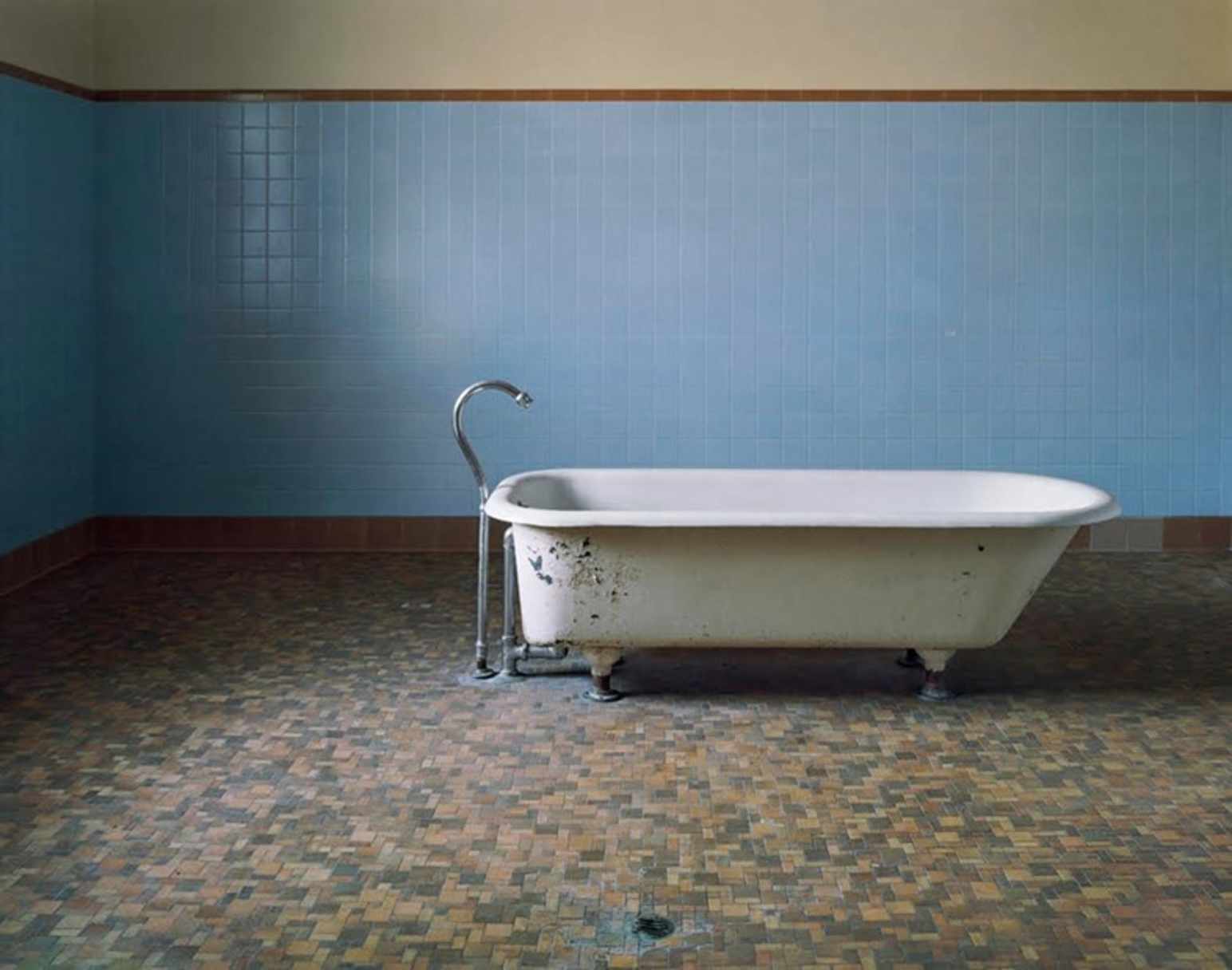 Ванная для пациентов, Fairfield State Hospital Newtown, Connecticut, 2003© Christopher Payne